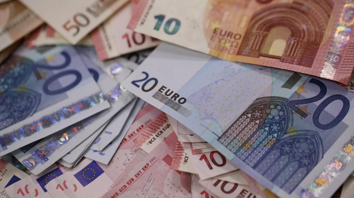 شرایط اخذ یورو و دلار برای ارز مسافرتی