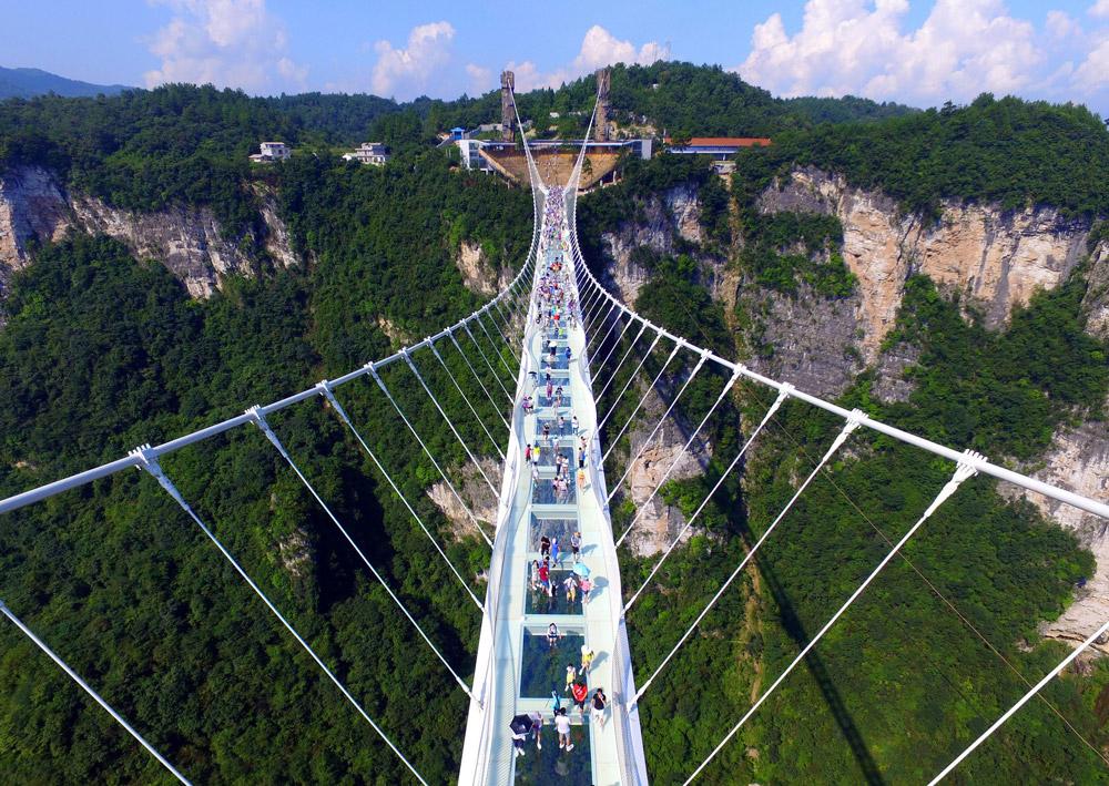 پل شیشه ای ژانگجیاجی چین: طولانی ترین و مرتفع ترین پل شیشه ای جهان