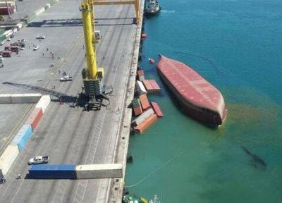 انتقال 11 کانتینر کشتی واژگون شده از دریا به محوطه بندری