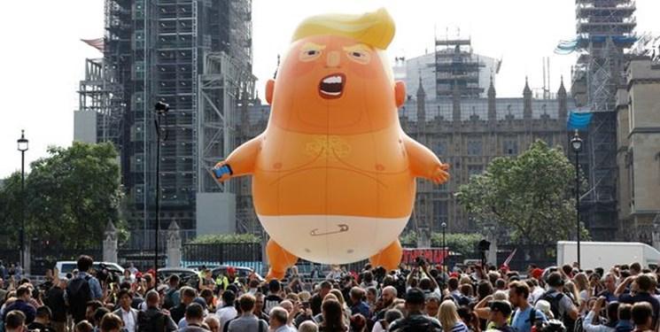 بالون بچه ترامپ بر فراز ساختمان مجلس انگلیس به پرواز در می آید