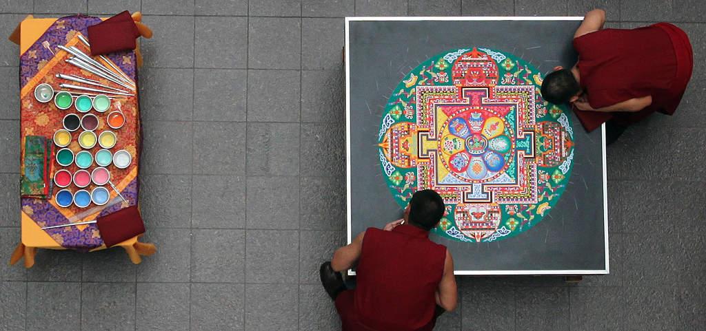 آشنایی با ماندالا (هنر نقاشی تبتی با ماسه)