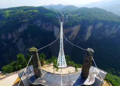 به زودی گردشگران تور چین میتوانند از بالای پل شیشه ای بانجی جامپینگ کنند