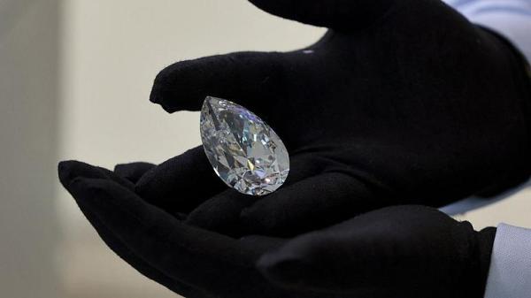 تور دبی ارزان: صخره بزرگترین الماس سفید دنیا برای نخستین بار در دبی به نمایش عایدی