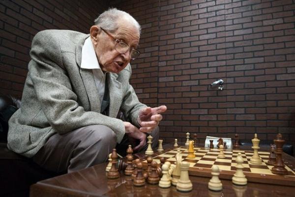 مسن ترین استاد بزرگ شطرنج 100 ساله شد