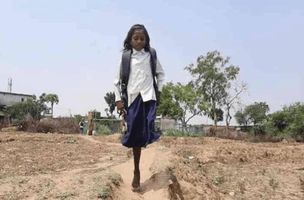 داستان دختری یک پا که 1 کیلومتر پیاده تا مدرسه می رود