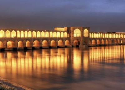 ببینید ، تجمع مردم کنار زاینده رود ، شادی کنار پل خواجوی اصفهان