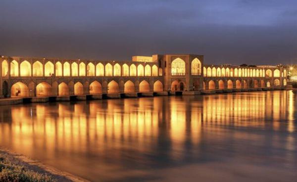ببینید ، تجمع مردم کنار زاینده رود ، شادی کنار پل خواجوی اصفهان